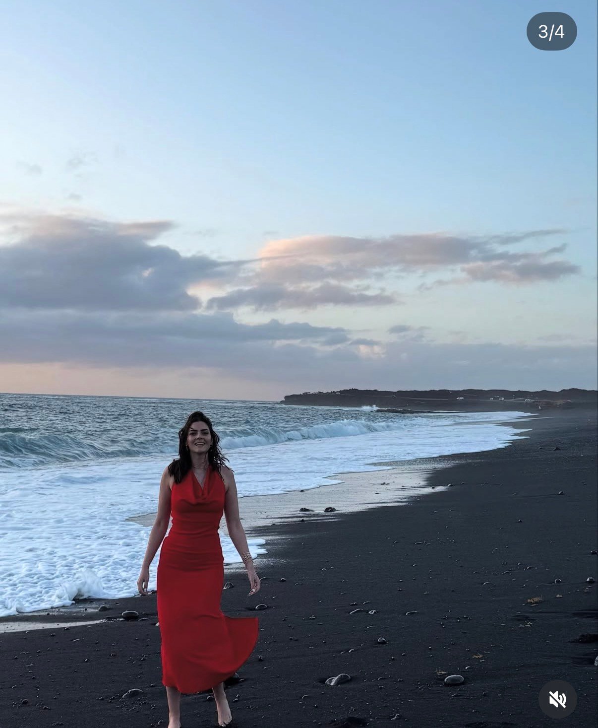 Nikolina u crvenoj haljini na plaži