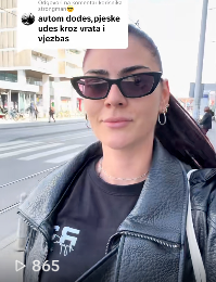 Nikolina u gradu sa sunčanim naočalama