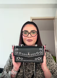 Nikolina pokazuje crnu torbicu — unboxing